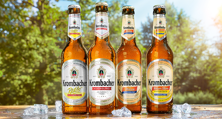 Vier Krombacher alkoholfreie Pilssorten mit Eiswürfeln.